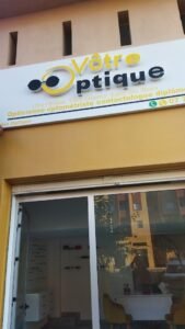 Vôtre optique _vôtre élégance entre nos mains .