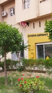 Vôtre optique _vôtre élégance entre nos mains .